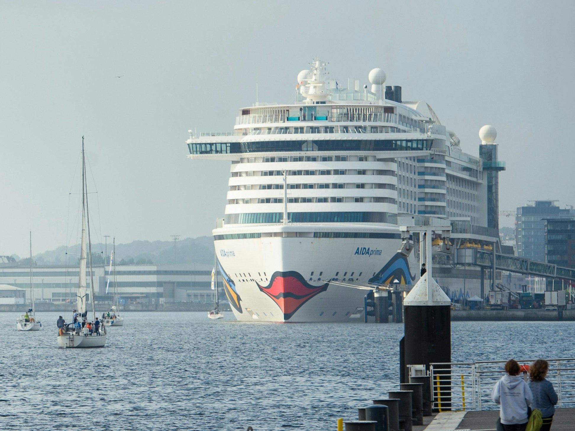 Die AIDAprima (hier 2021 in Kiel) musste ihre Route mehrfach abändern.