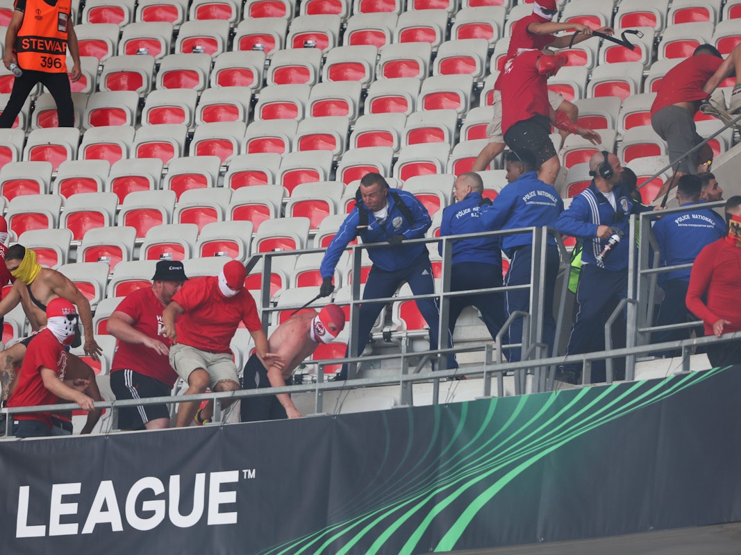 Sicherheitskräfte gehen im Stadion von Nizza gegen teilweise vermummte Anhänger auf der Tribüne vor.