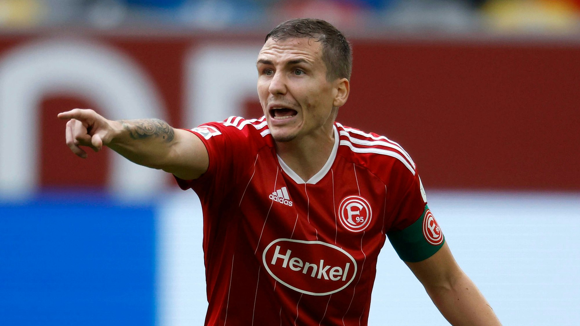 Marcel Sobottka gestikuliert während des Spiels gegen den 1. FC Nürnberg auf dem Platz.