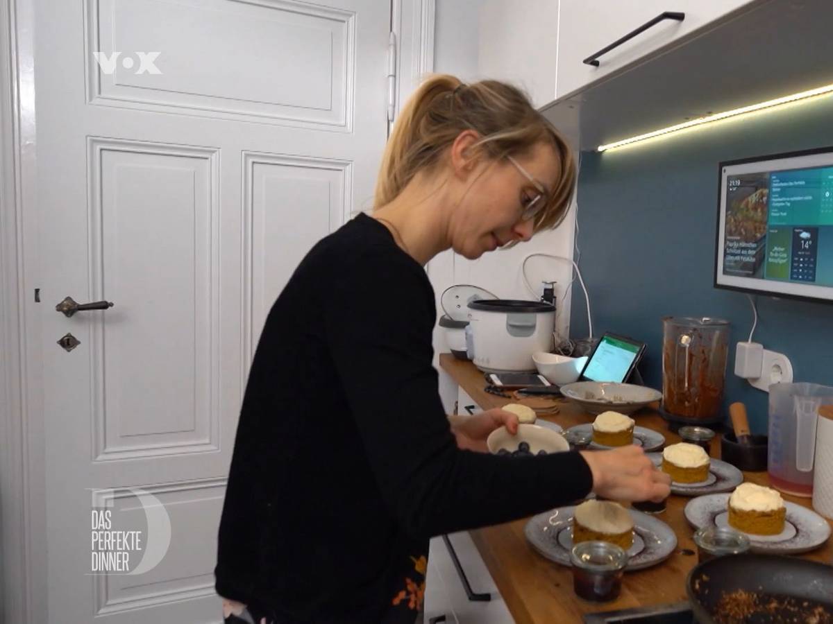 Gastgeberin Ina steht an Tag 1 von Das perfekte Dinner in Magdeburg (TV-Ausstrahlung: 6. Februar 2023) in ihrer Küche