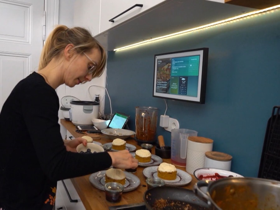 Gastgeberin Ina steht an Tag 1 von Das perfekte Dinner in Magdeburg (TV-Ausstrahlung: 6. Februar 2023) in ihrer Küche