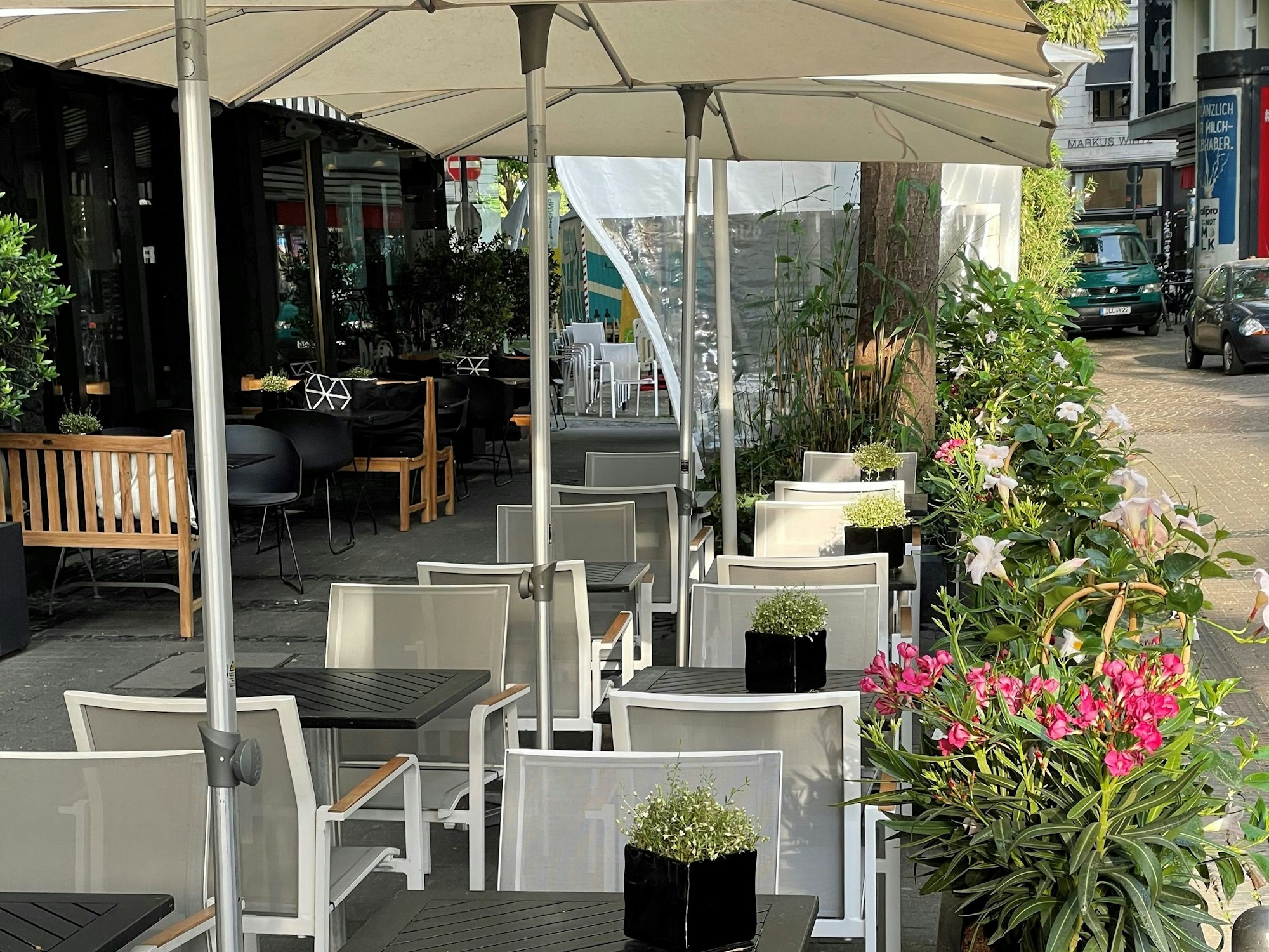 Die einladende Außengastro vom Café Rico.