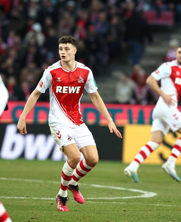 Eric Martel steht beim 0:0 des 1. FC Köln gegen RB Leipzig auf dem Rasen.