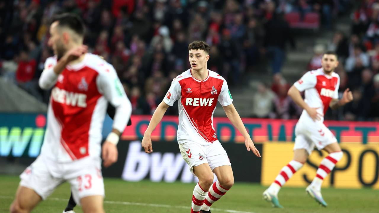 Eric Martel steht beim 0:0 des 1. FC Köln gegen RB Leipzig auf dem Rasen.