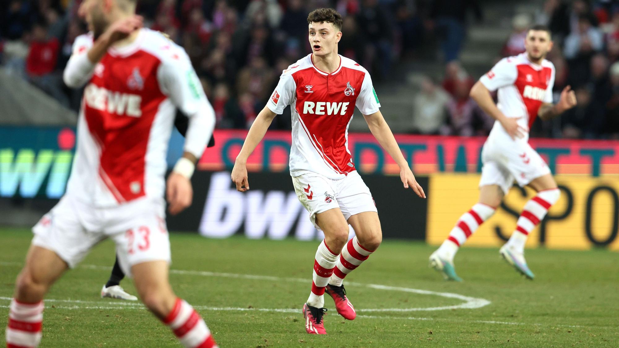 Eric Martel steht beim 0:0 des 1. FC Köln gegen RB Leipzig auf dem Rasen.