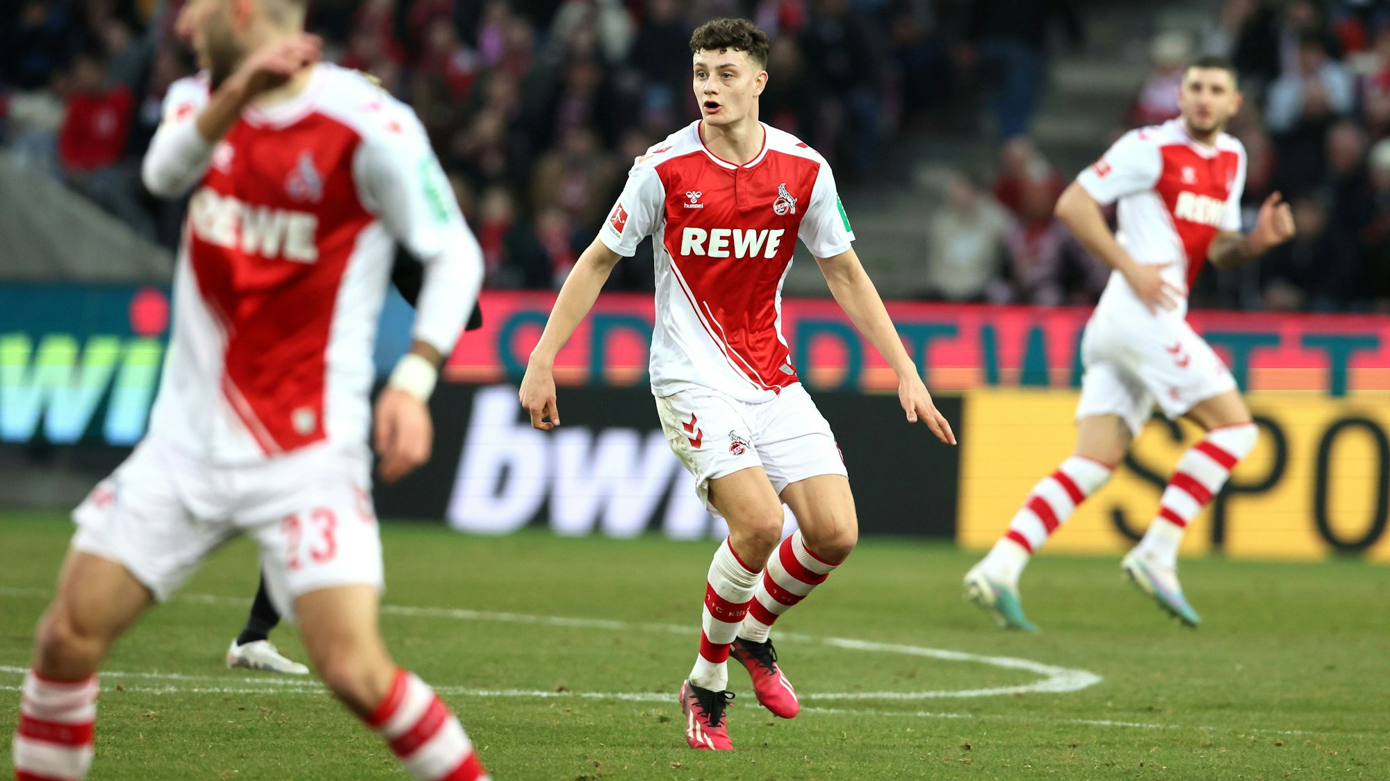 Eric Martel steht beim 0:0 des 1. FC Köln gegen RB Leipzig auf dem Rasen.