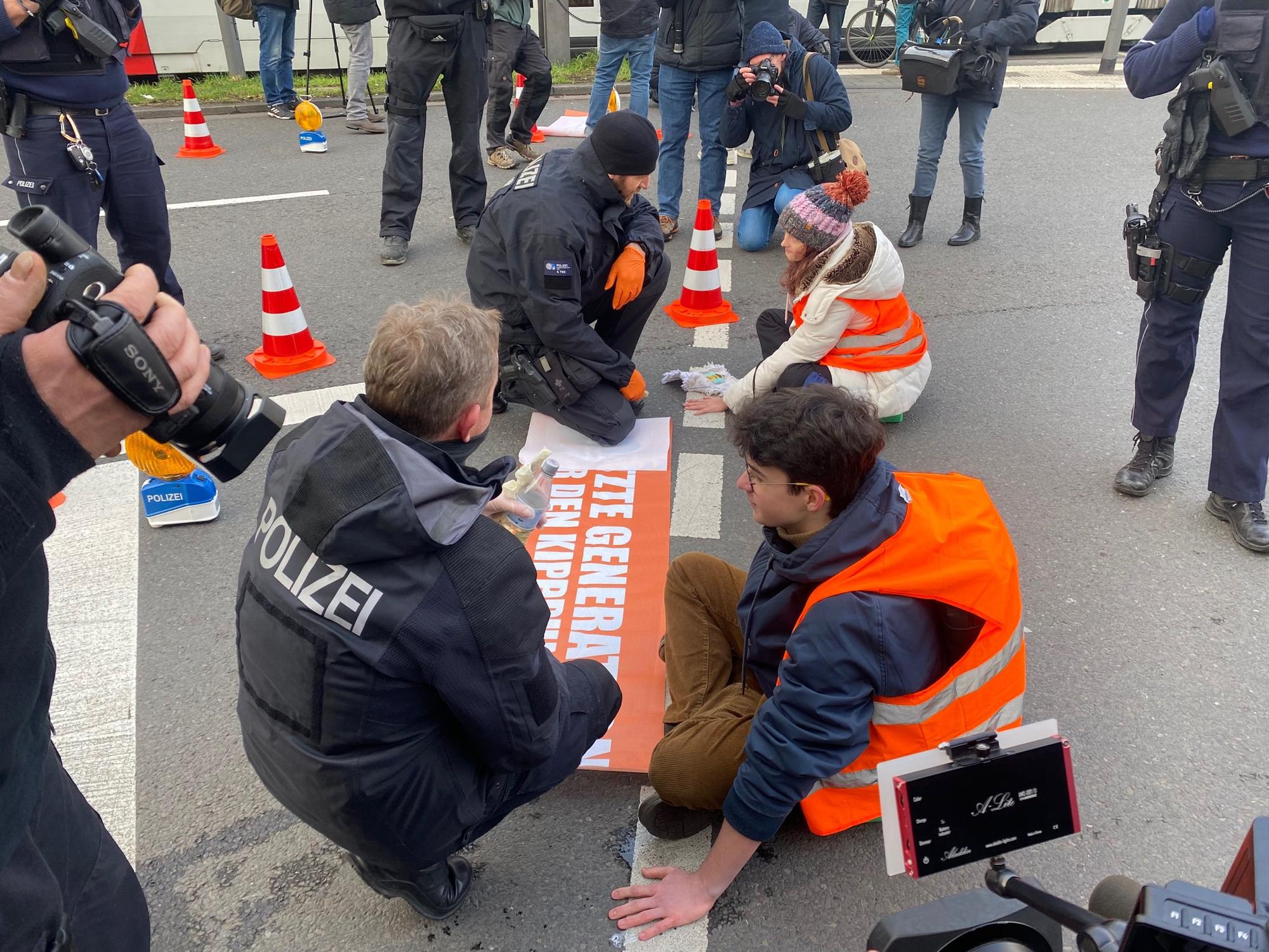 Kleber am Neumarkt in Köln werden von der Polizei gelöst.
