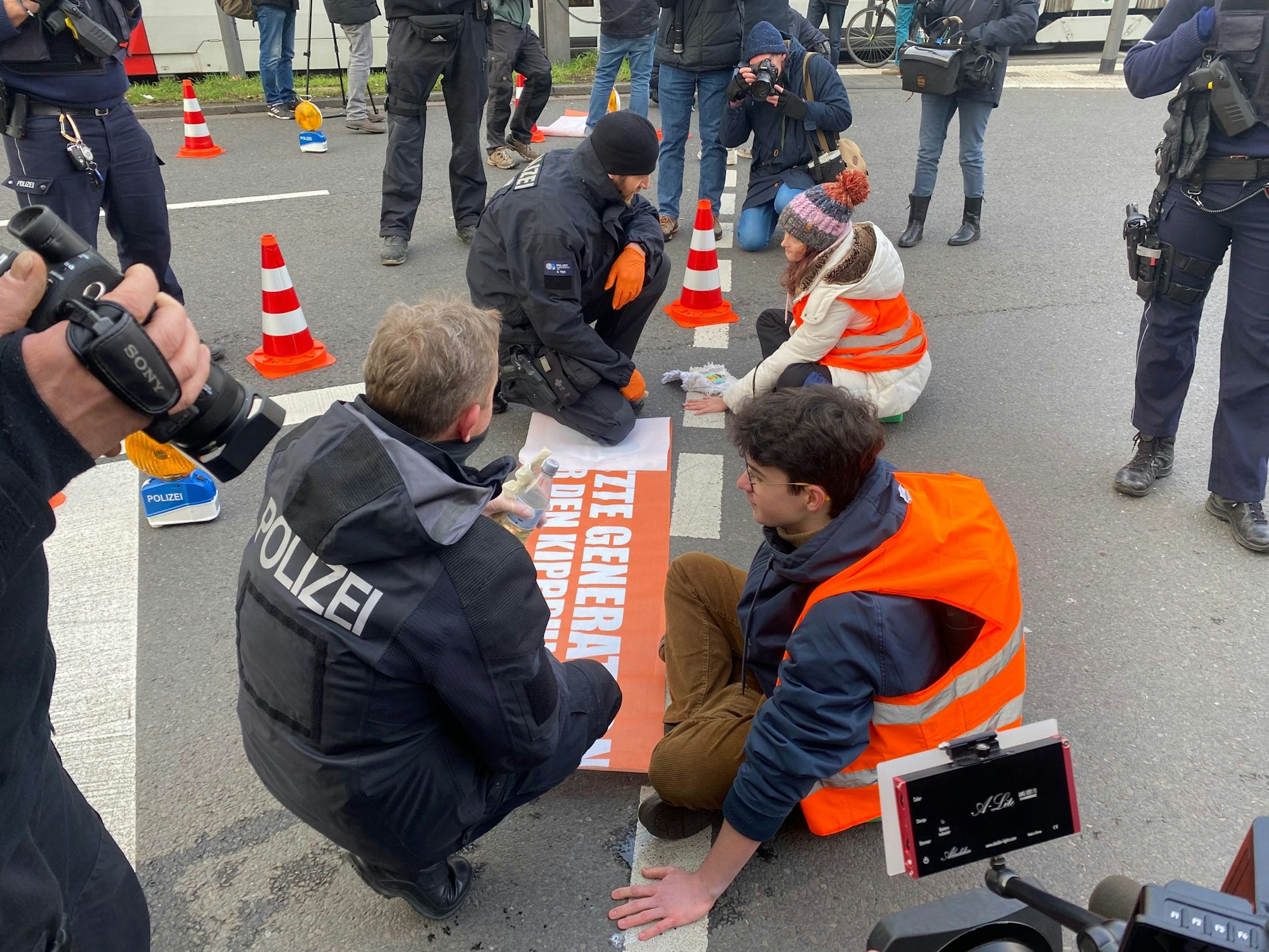 Kleber am Neumarkt in Köln werden von der Polizei gelöst.