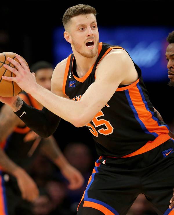 NBA: New York Knicks Center Isaiah Hartenstein hat den Ball sicher vor Philadelphia 76ers Forward Paul Reed.