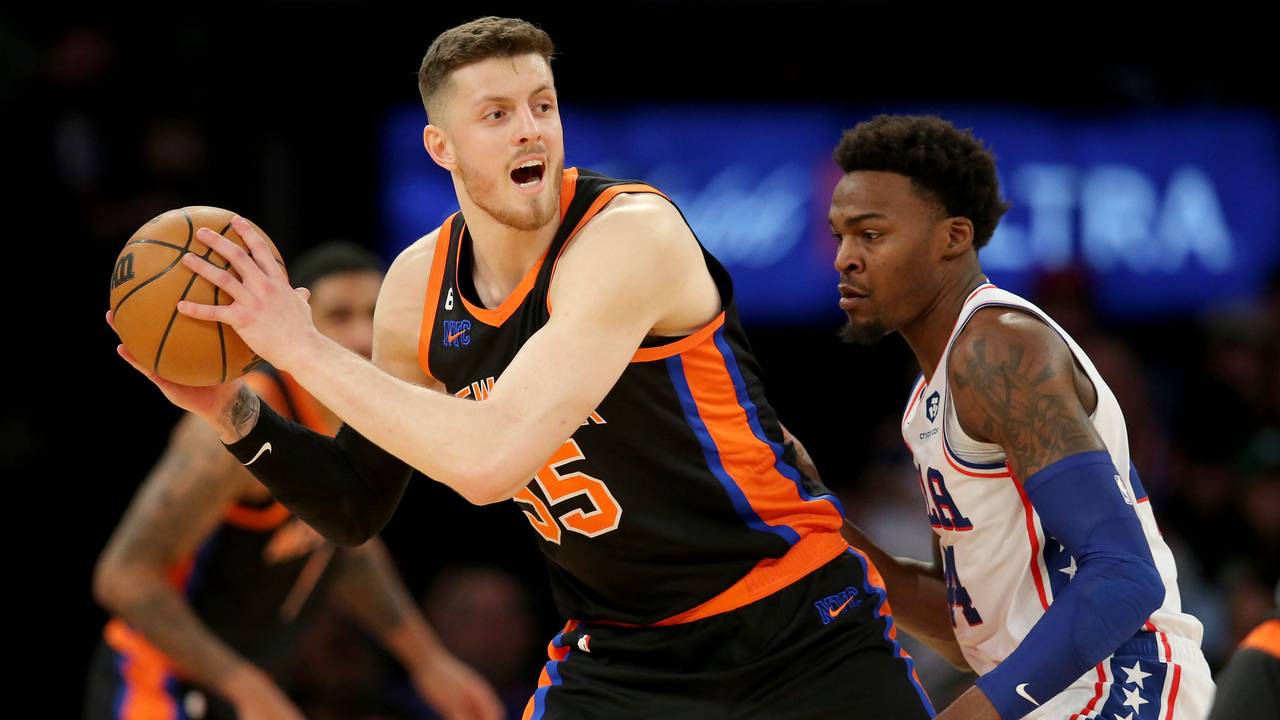 NBA: New York Knicks Center Isaiah Hartenstein hat den Ball sicher vor Philadelphia 76ers Forward Paul Reed.