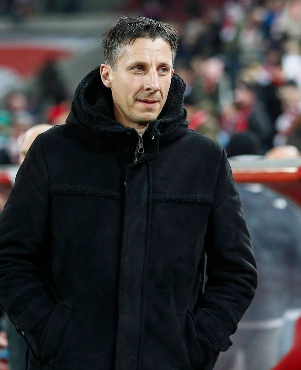 Christian Keller steht im Rhein-Energie-Stadion vor der Trainerbank.