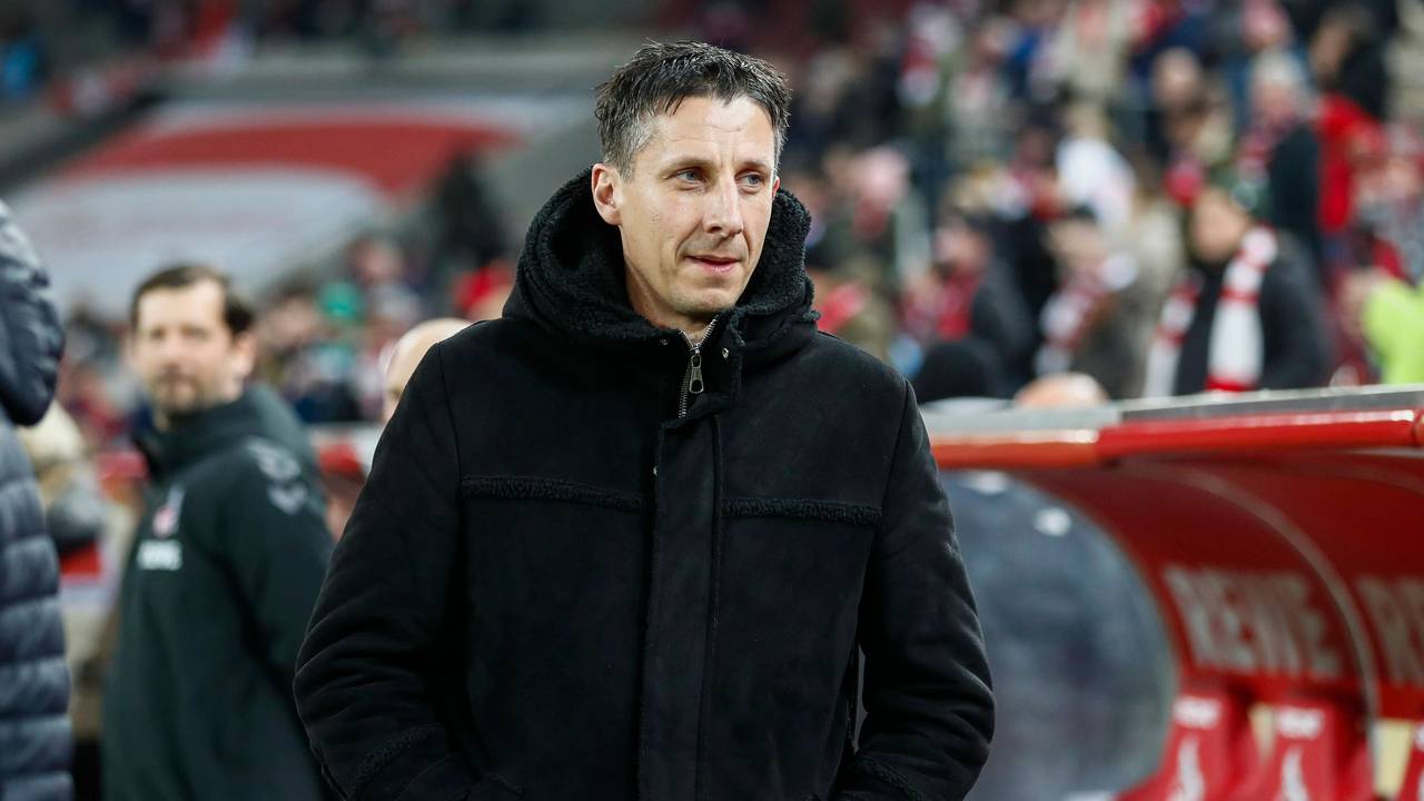 Christian Keller steht im Rhein-Energie-Stadion vor der Trainerbank.
