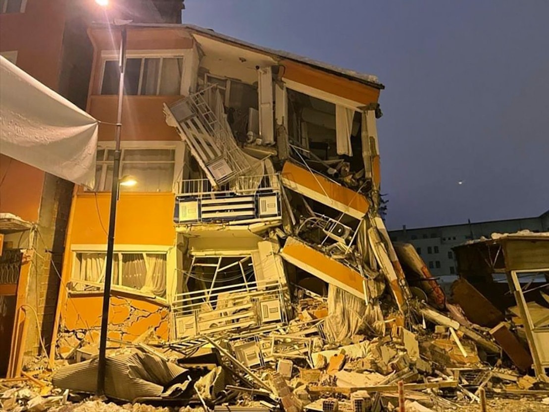 Ein eingestürztes Gebäude ist nach einem Erdbeben in Pazarcik in der südtürkischen Provinz Kahramanmaras zu sehen.