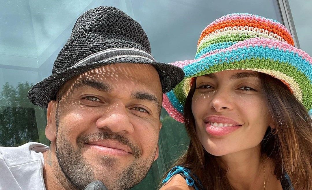 Dani Alves und seine Ehefrau Joana Sanz posieren auf einem bei Instagram veröffentlichten gemeinsamen Foto.