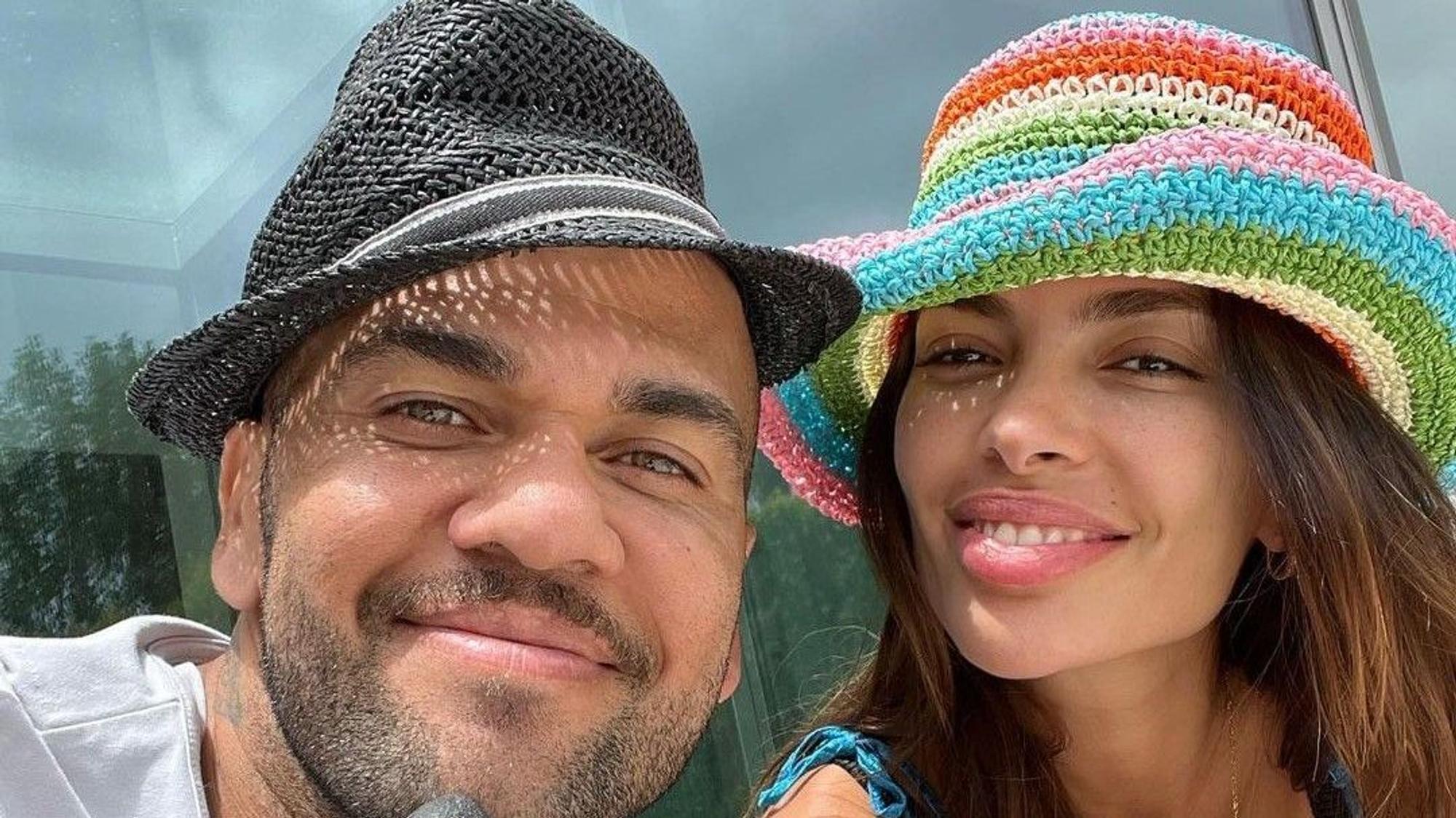 Dani Alves und seine Ehefrau Joana Sanz posieren auf einem bei Instagram veröffentlichten gemeinsamen Foto.