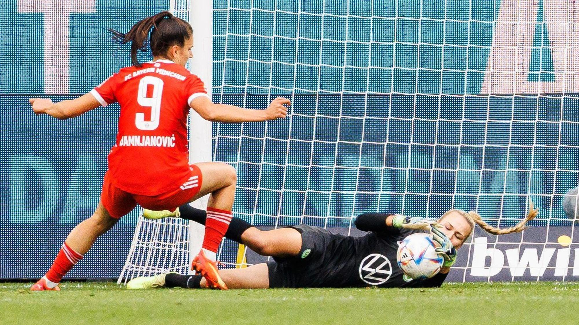 Wolfsburgs Torhüterin Merle Frohms hält einen Schuss vor Münchens Jovana Damnjanovic.