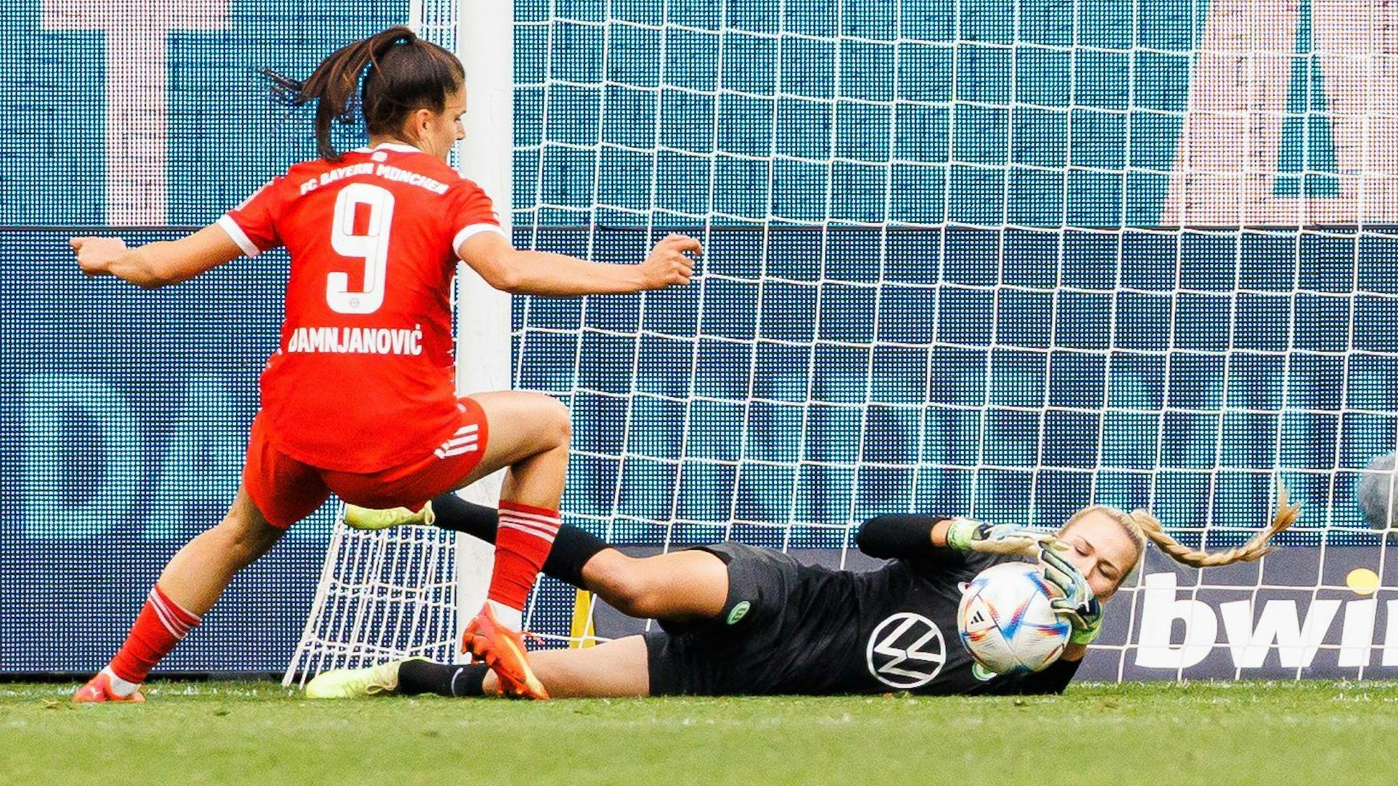 Wolfsburgs Torhüterin Merle Frohms hält einen Schuss vor Münchens Jovana Damnjanovic.