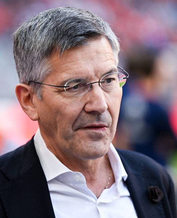 Herbert Hainer, Präsident von Bayern München, kommt vor dem Spiel in die Allianz-Arena.