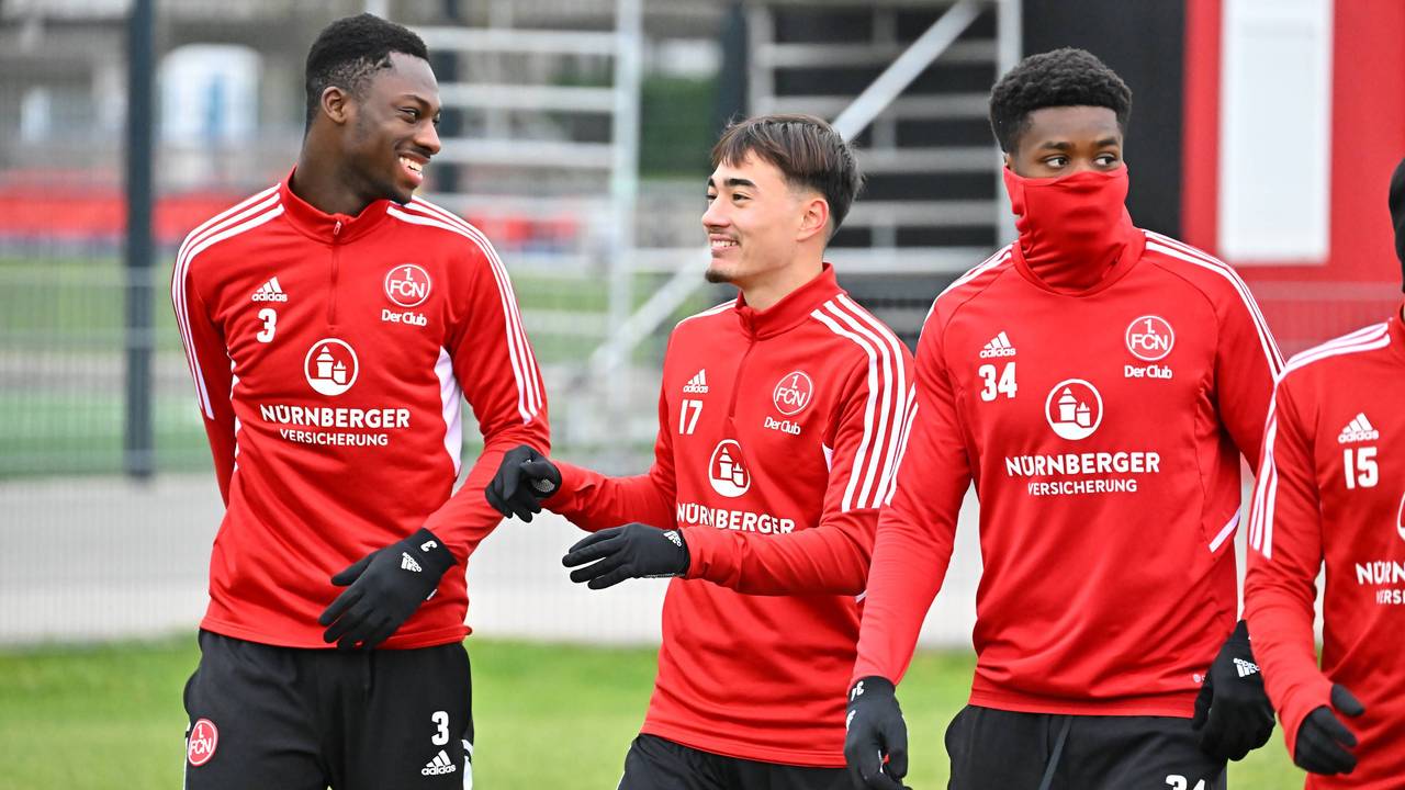 Sadik Fofana, Jens Castrop und Bryang Kayo scherzen gemeinsam auf dem Trainingsplatz.