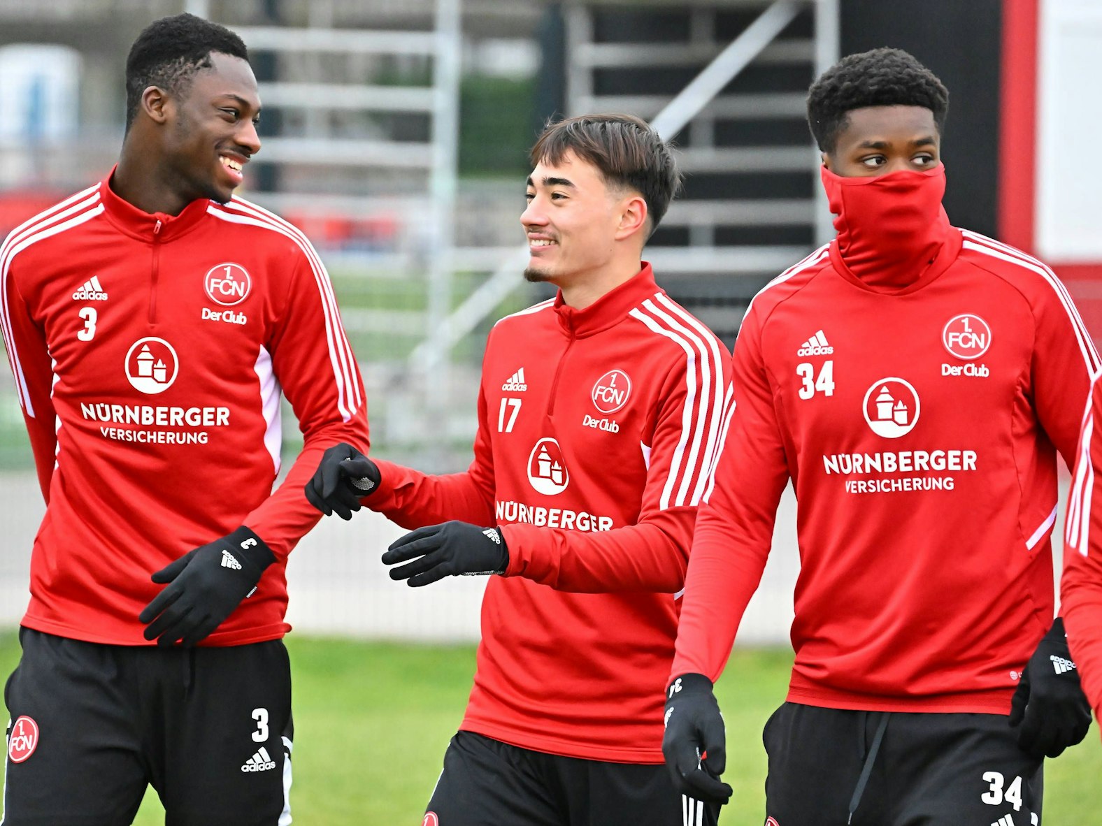 Sadik Fofana, Jens Castrop und Bryang Kayo scherzen gemeinsam auf dem Trainingsplatz.