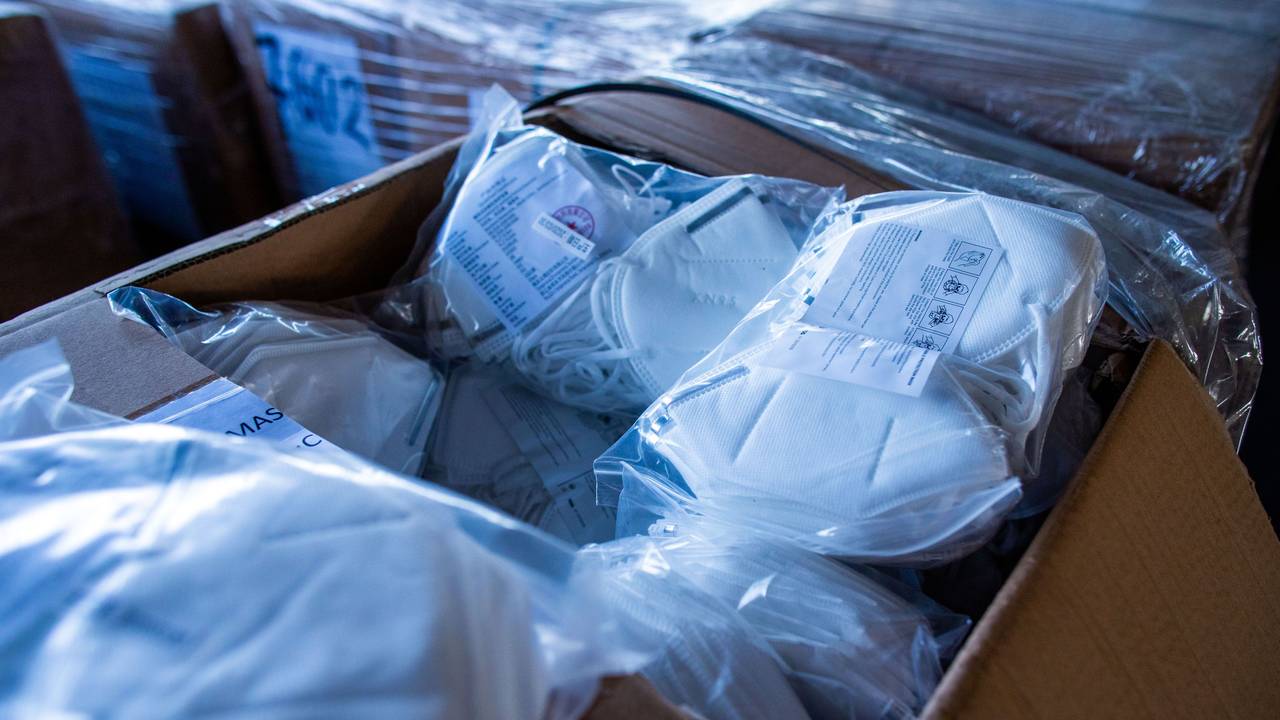 Ein offener Karton mit Mundschutzmasken steht im zentralen Materiallager für Schutzausrüstung und Hygienemittel.