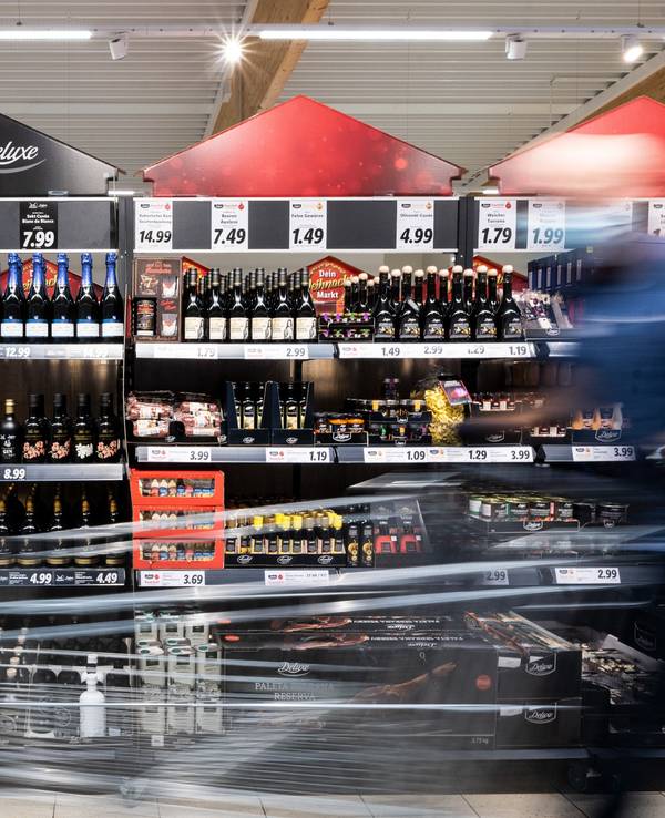 Edeka-Chef Markus Mosa hat krasse Preisunterschiede aufgezeigt. Unser Foto zeigt einen Kunden in einem Supermarkt.