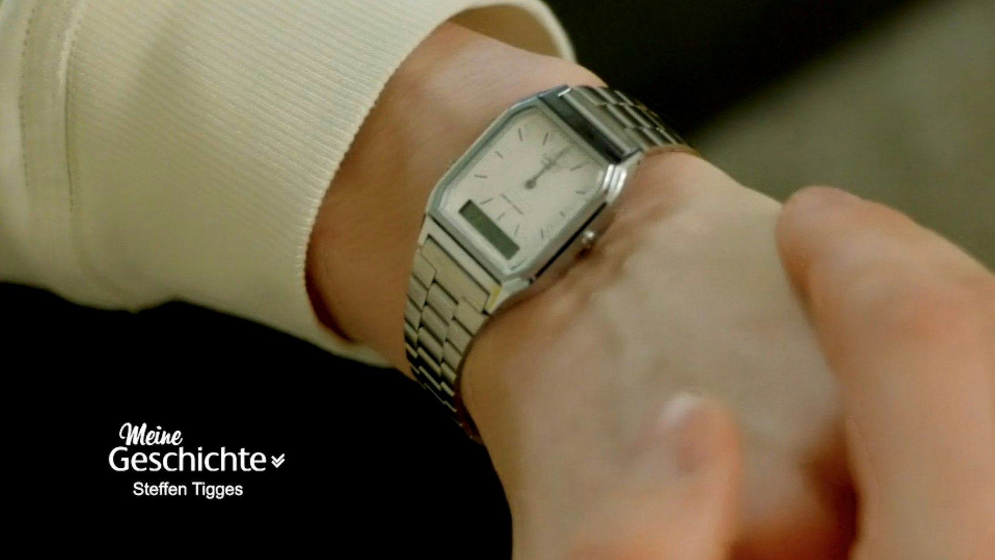 Steffen Tigges zeigt seine Uhr.