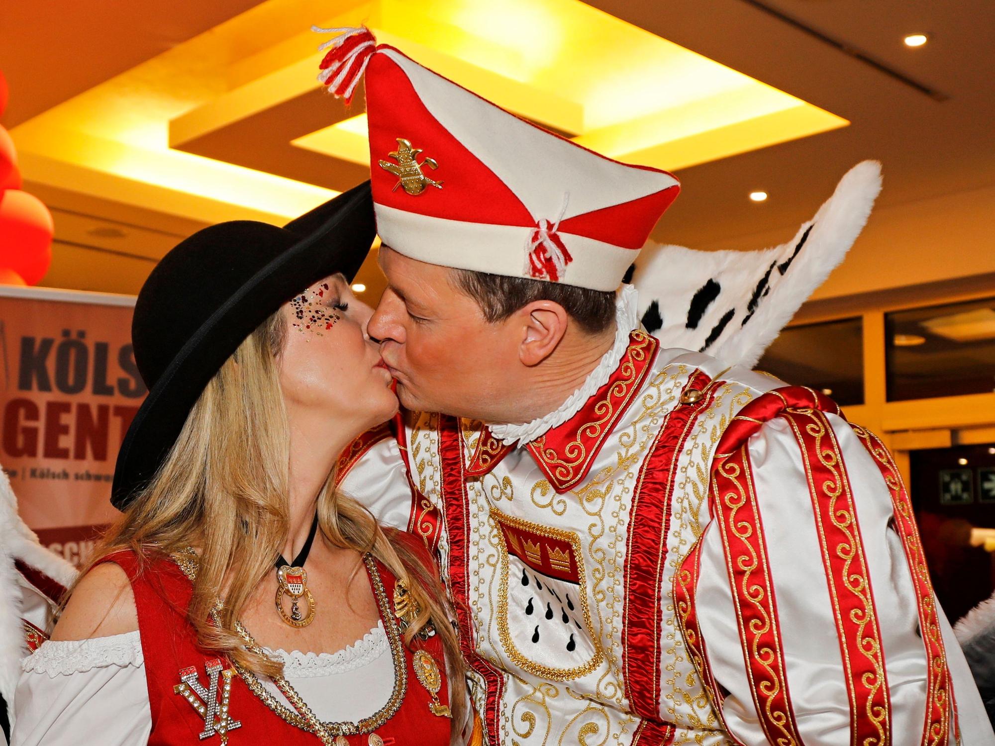 Prinz Boris bützt seine Frau Silke