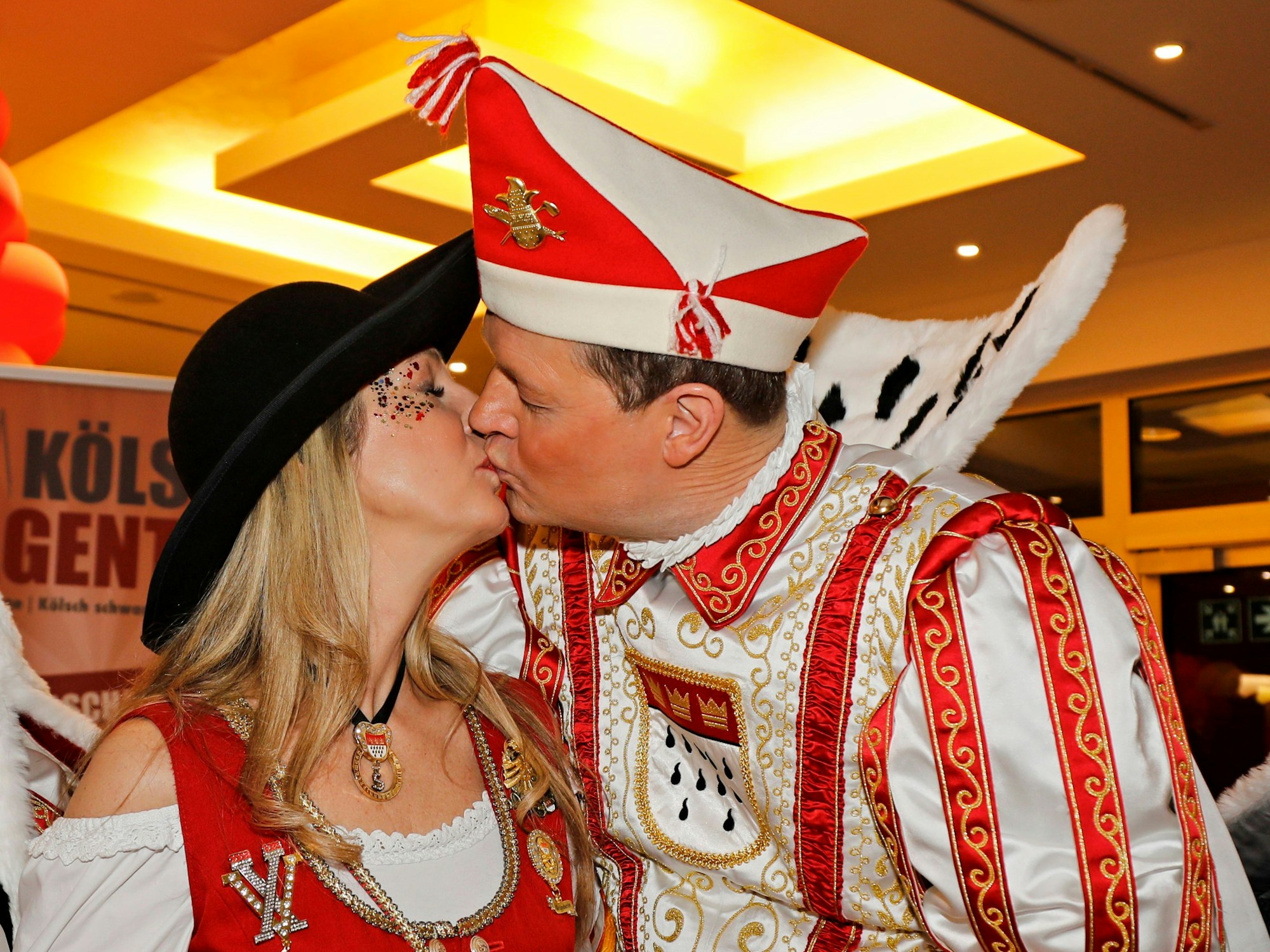 Prinz Boris bützt seine Frau Silke