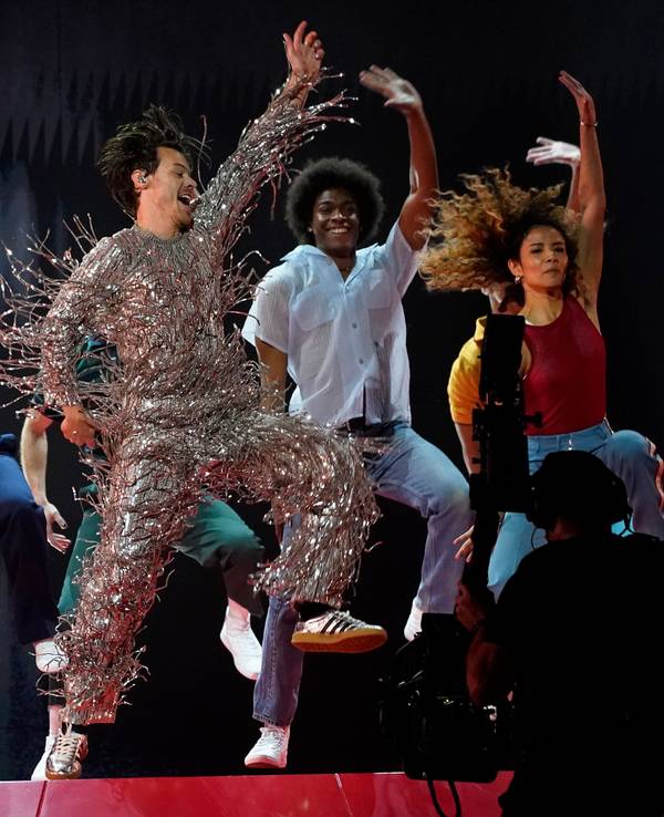 Das Foto vom 5. Februar 2023 zeigt den Musiker Harry Styles im Glitzerkostüm, wie er mit vielen anderen Menschen während der 65. Grammy-Verleihung seinen Song „As It Was“ performt.
