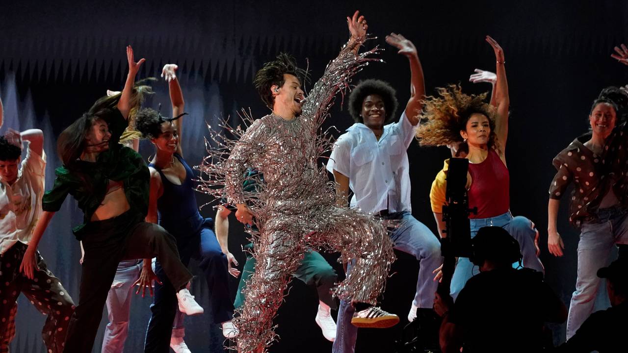 Das Foto vom 5. Februar 2023 zeigt den Musiker Harry Styles im Glitzerkostüm, wie er mit vielen anderen Menschen während der 65. Grammy-Verleihung seinen Song „As It Was“ performt.