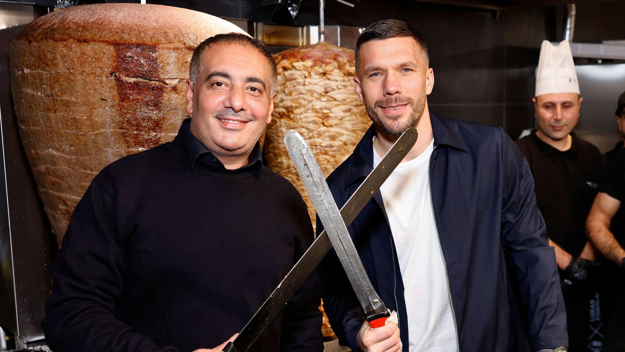 Lukas Podolski mit Geschäftsführer Metin Dag bei der Eröffnung einer Filiale in Hürth.