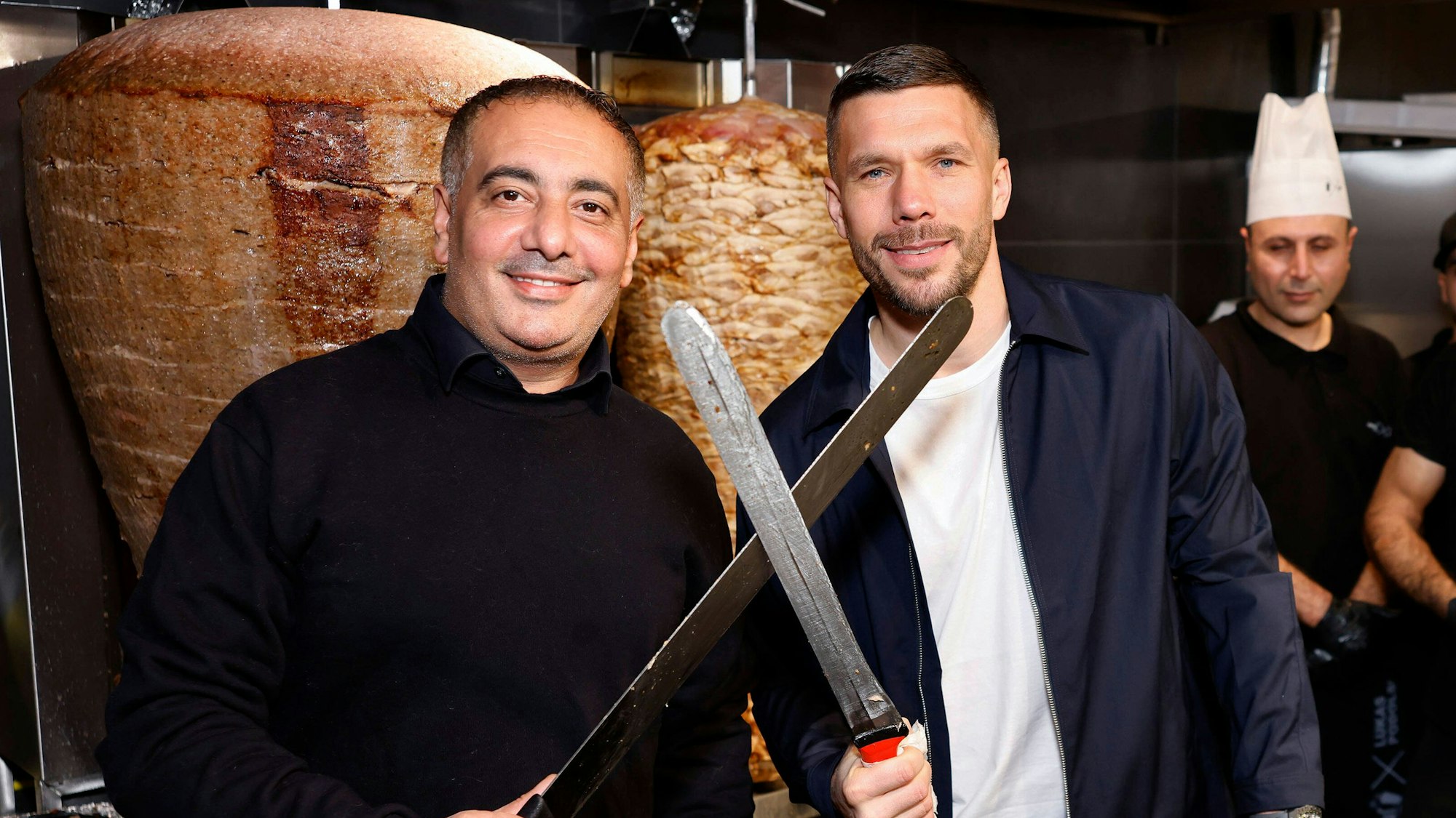 Lukas Podolski mit Geschäftsführer Metin Dag bei der Eröffnung einer Filiale in Hürth.