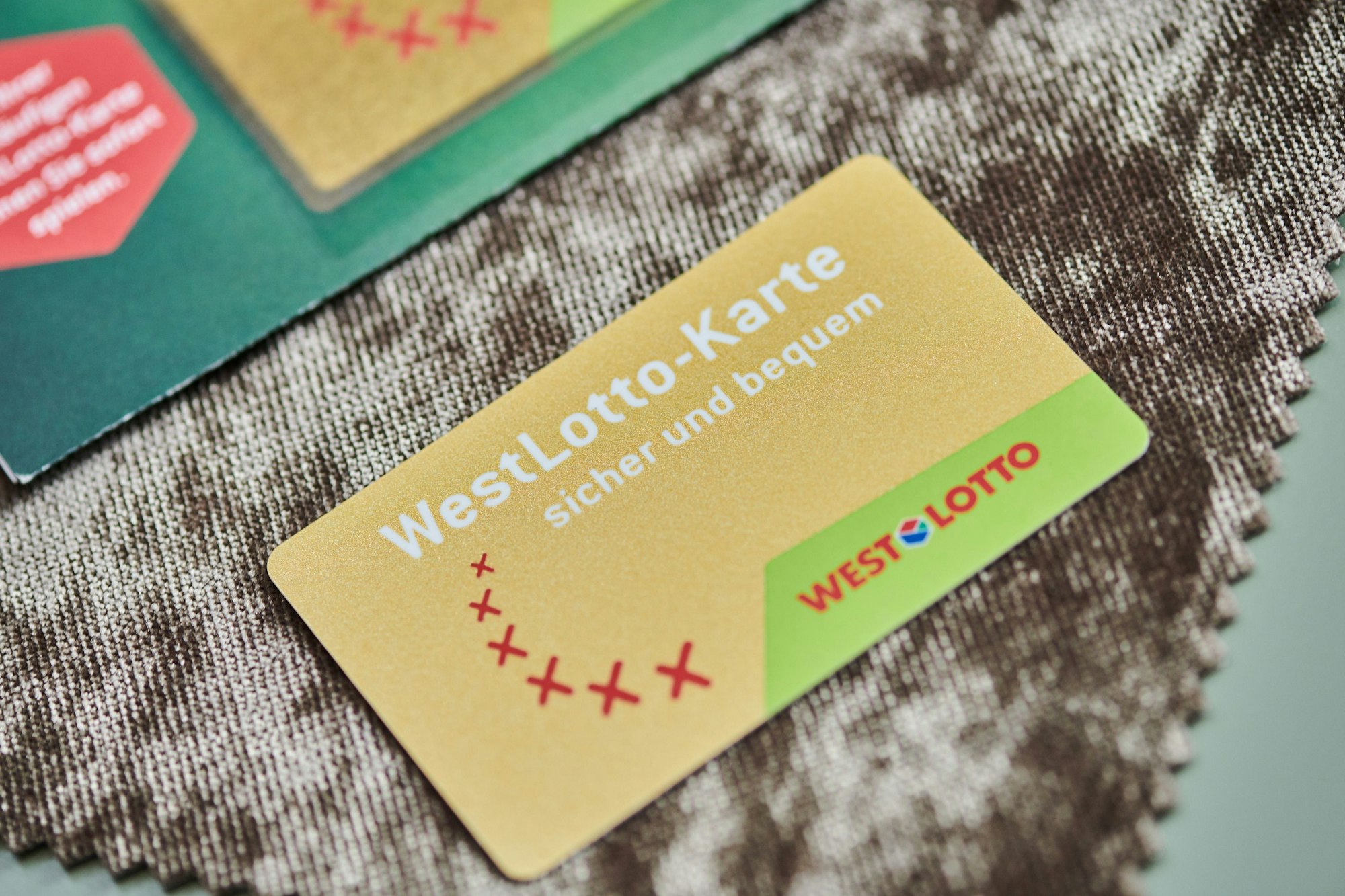 Goldene WestLotto-Karte liegt auf einem Tisch.