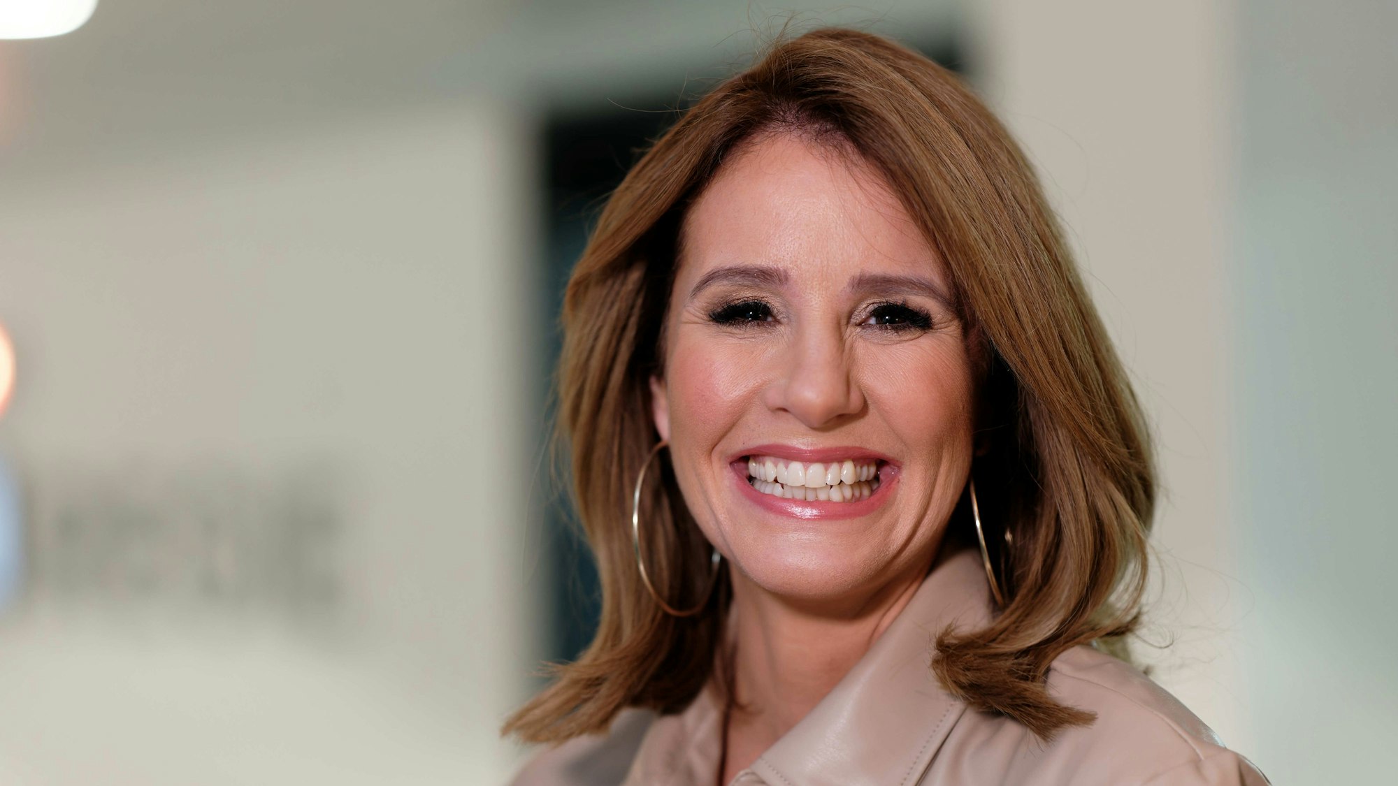 Die Moderatorin Mareile Höppner steht bei einem dpa-Fototermin im Gebäude des Fernsehsenders RTL.