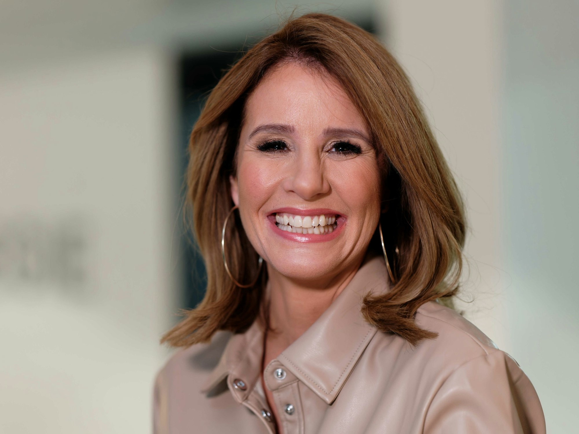 Die Moderatorin Mareile Höppner steht bei einem dpa-Fototermin im Gebäude des Fernsehsenders RTL.