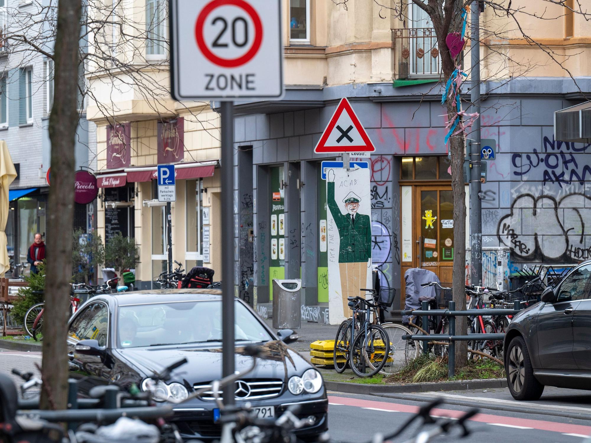 In der Venloer Straße stehen Tempo 20 Schilder.
