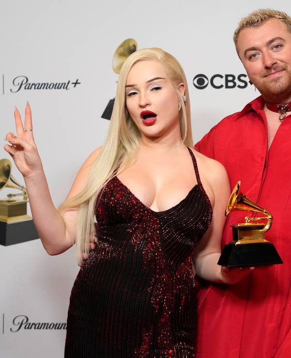 Kim Petras und Sam Smith, Gewinner des Preises für die beste Pop-Duo/Gruppen-Performance, posieren im Presseraum bei der Verleihung der 65. Grammy Awards.