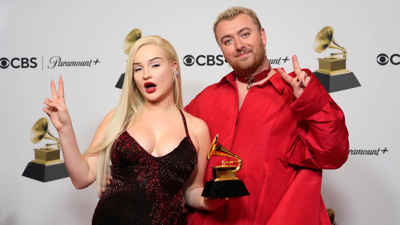 Kim Petras und Sam Smith, Gewinner des Preises für die beste Pop-Duo/Gruppen-Performance, posieren im Presseraum bei der Verleihung der 65. Grammy Awards.
