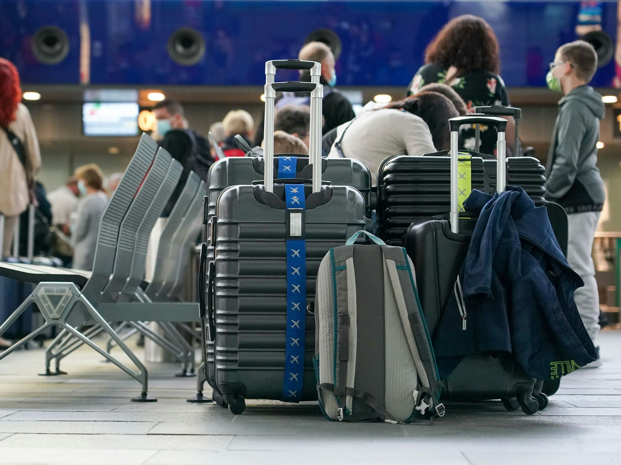 Zahlreiche Koffer und Reisende stehen im Oktober 2023 in Sachsen am Flughafen. 2023 könnte laut einer Studie zum Rekord-Reisejahr werden.