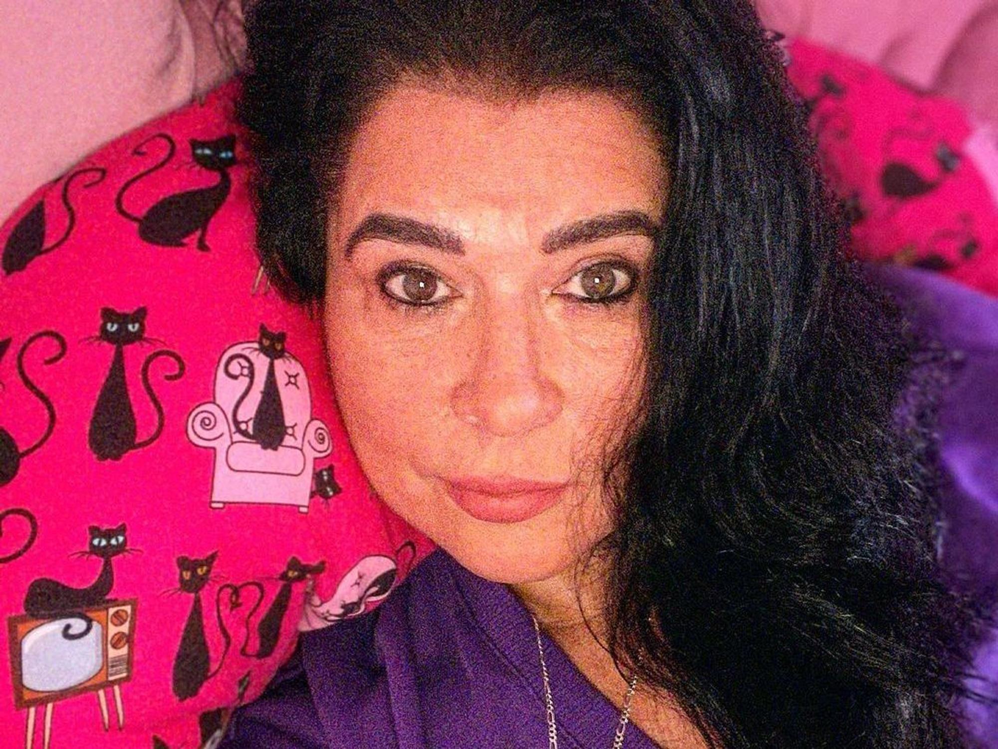 Iris Klein posiert liegend für ein Selfie.
