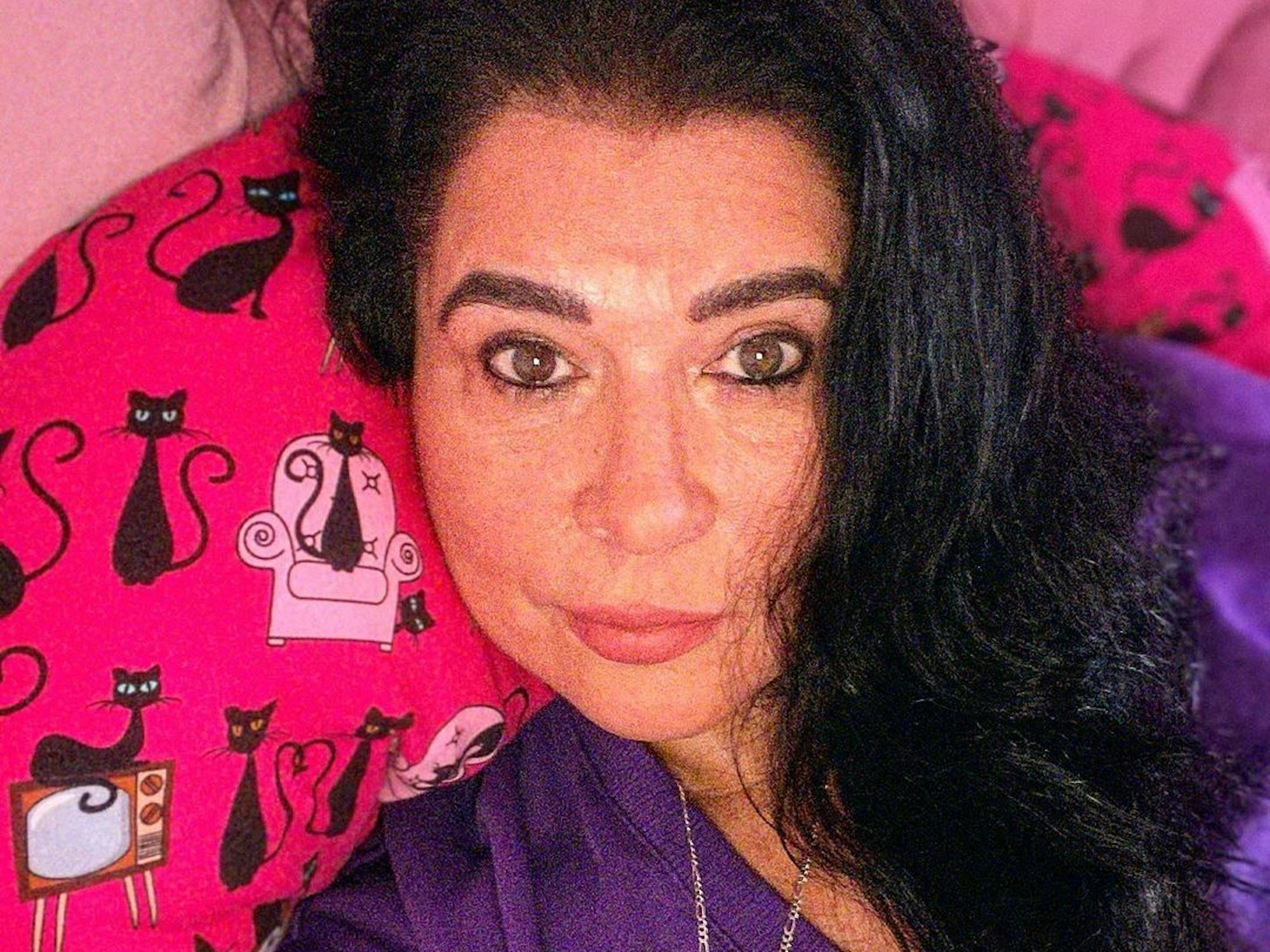 Iris Klein posiert liegend für ein Selfie.