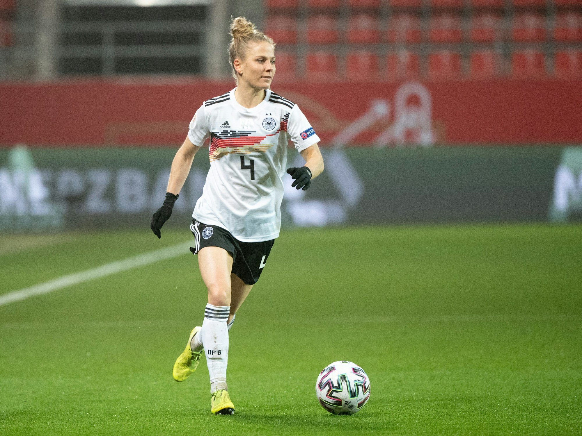 Leonie Maier spielt in einem Länderspiel den Ball. Am Dienstag erklärte sie ihren Rücktritt.