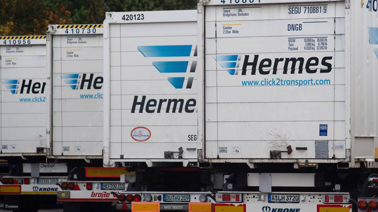Hermes-Lastwagen stehen auf dem LKW-Parkplatz vor dem Tor des Versandzentrums des Paketdienstleisters Hermes dicht an dicht.