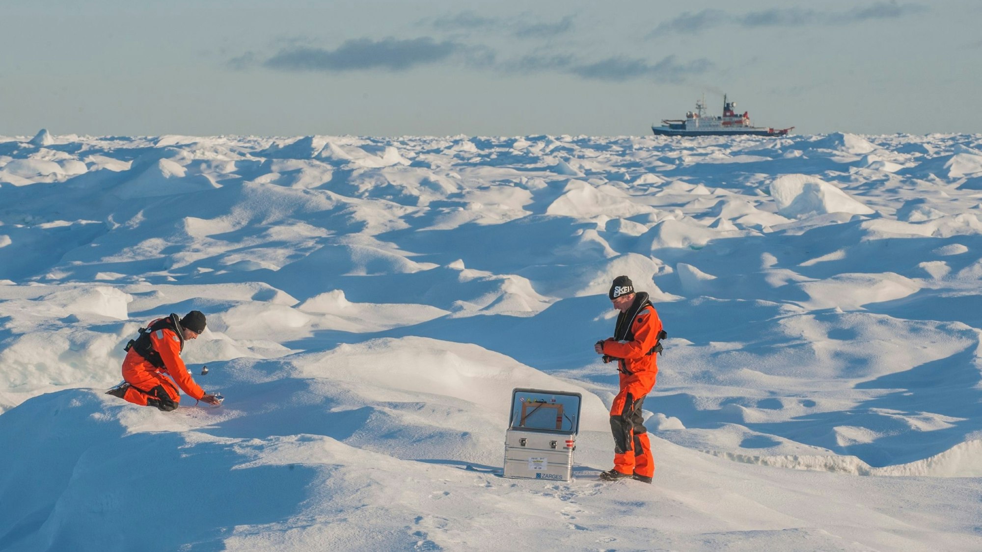 Sascha Flügel (l.) und Johannes Lemburg sammeln Schneeproben zur wissenschaftlichen Bestimmung der Plastik-Verschmutzung in der Arktis.