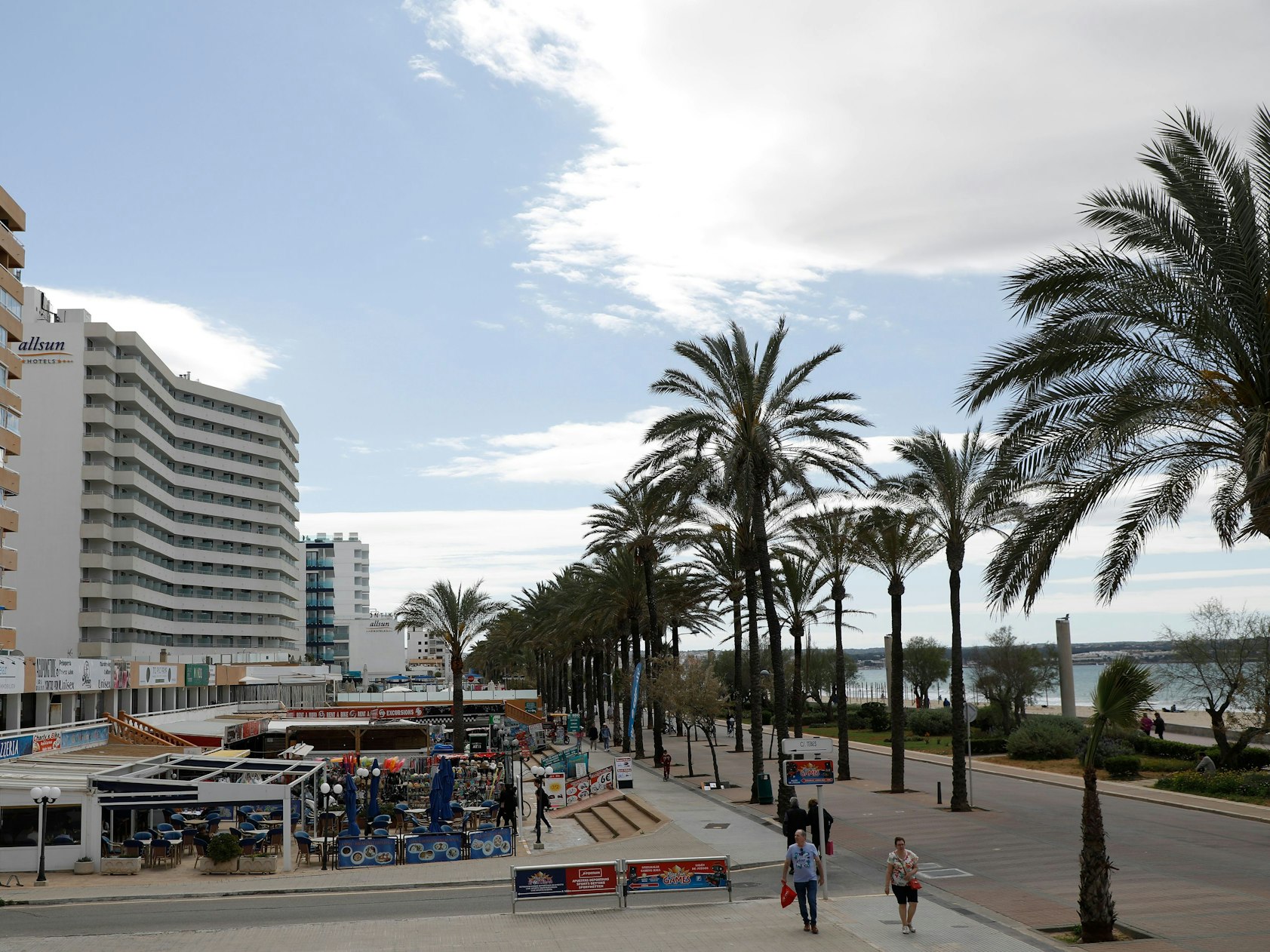 Hotels und Geschäfte am Strand von Arenal.
