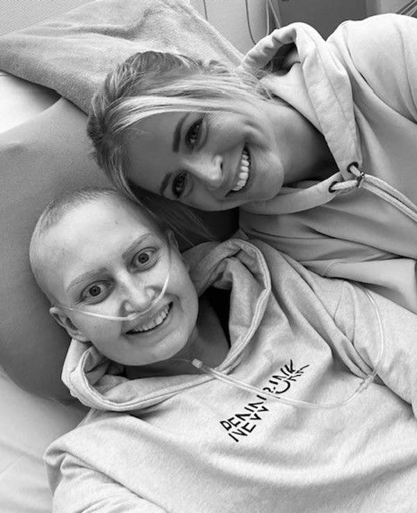 Julia Schmitz liegt mit ihrer Freundin Alex im Krankenbett.