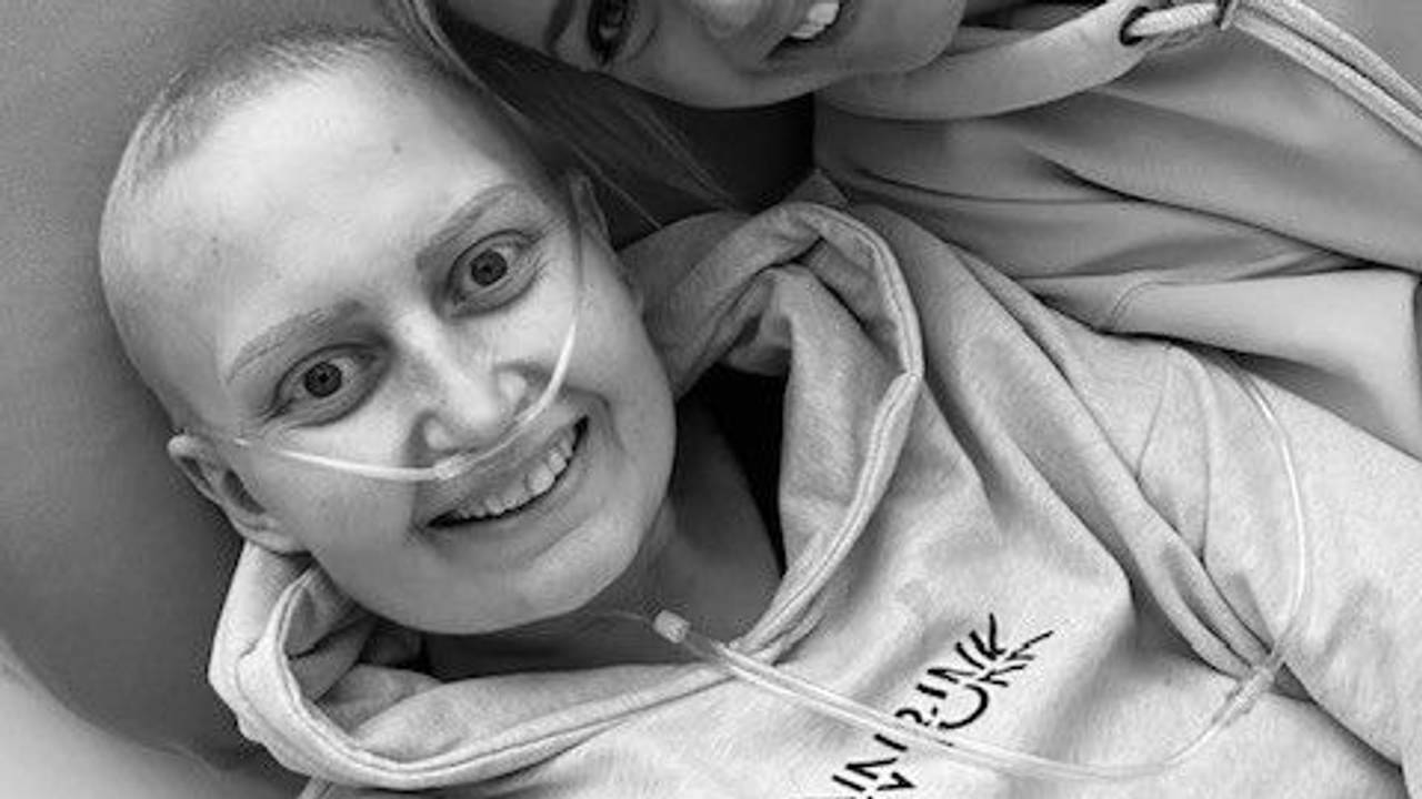 Julia Schmitz liegt mit ihrer Freundin Alex im Krankenbett.