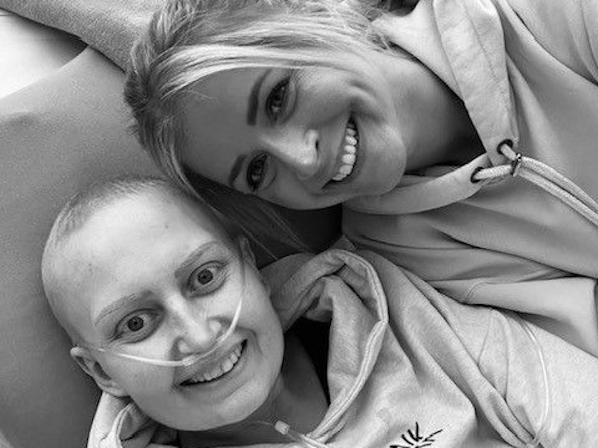 Julia Schmitz liegt mit ihrer Freundin Alex im Krankenbett.