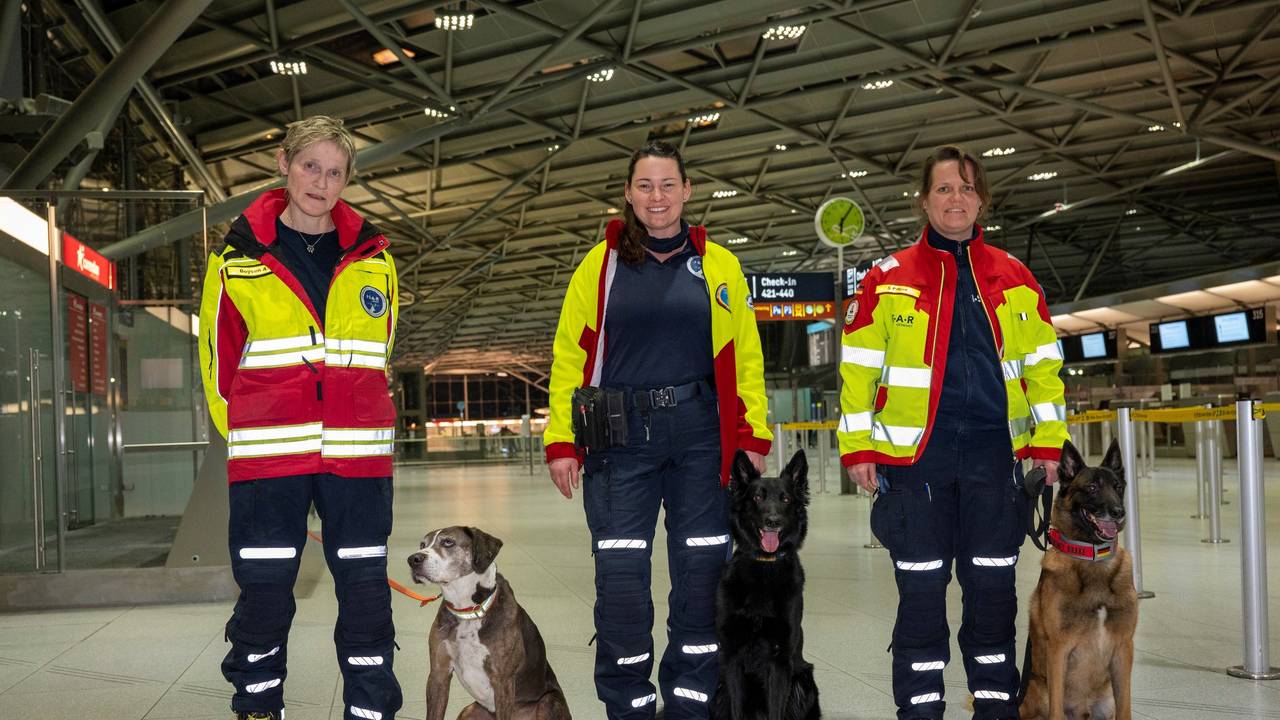 Frau Boysen, Frau Lambert und Frau Pilger mit ihren Personensuchhunden. Rettungskräfte mit Suchhunden checken am Flughafen ein um Erdbebenopfer in der Türkei zu helfen.